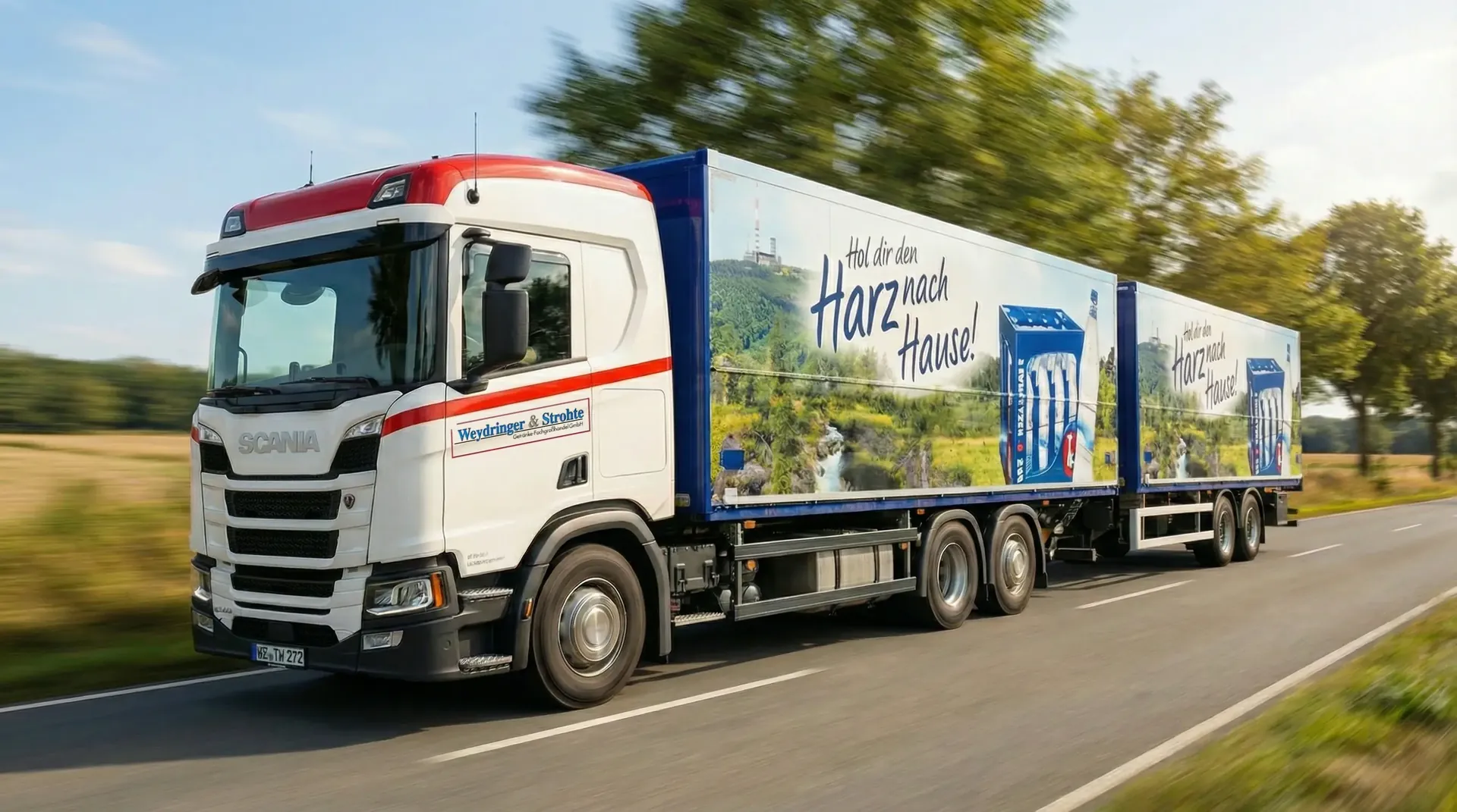 Lieferfahrzeug von Weydringer & Strohte auf einer Landstraße