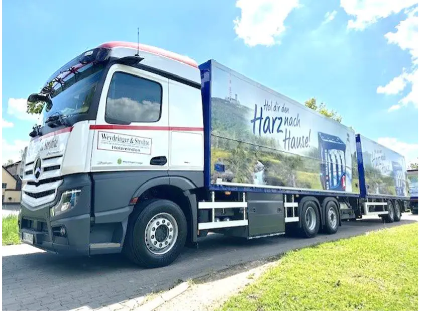 Lkw unseres Fuhrparks mit Weydringer-&-Strohte-Beschriftung