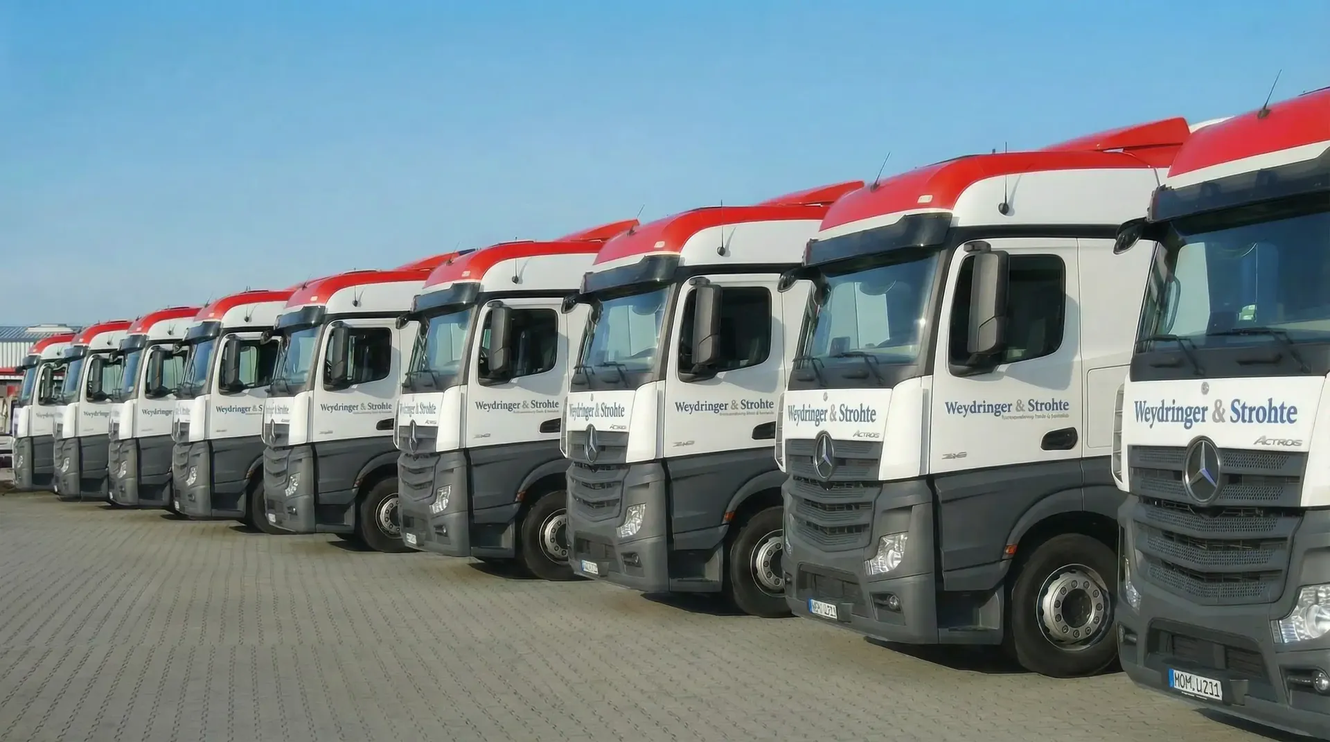 Lkw-Fuhrpark von Weydringer & Strohte auf dem Betriebsgelände